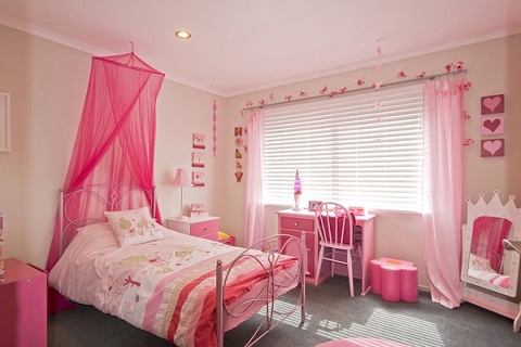 Decking out a girl’s bedroom in a pink theme